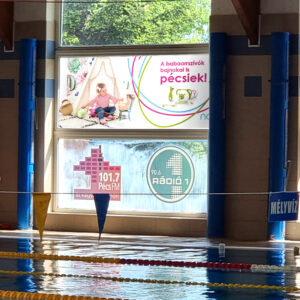 The advertisement of Nosiboo in a municipal pool's window.